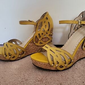 EUC Adrienne Vittadini Clementine Yellow Wedge Platform Sandals 7
